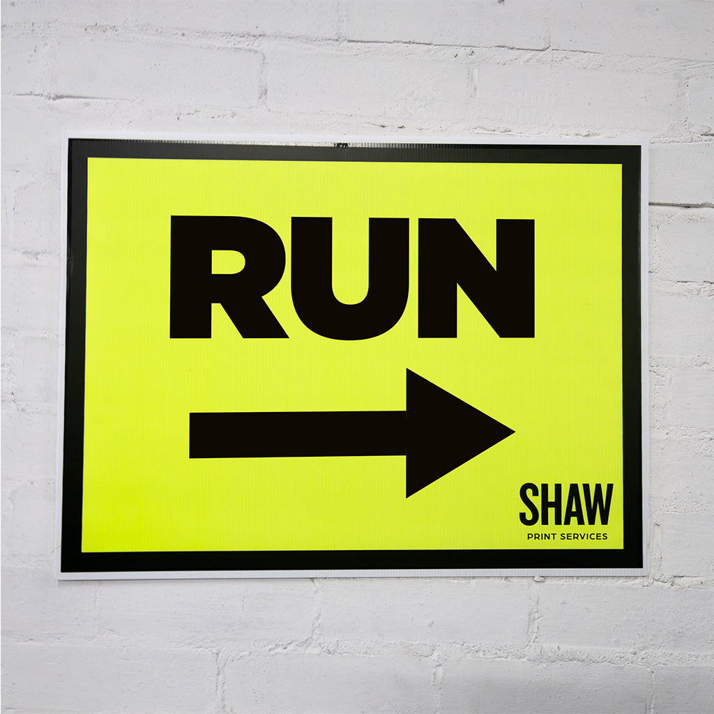 Run Right Event Sign with right directional arrow.